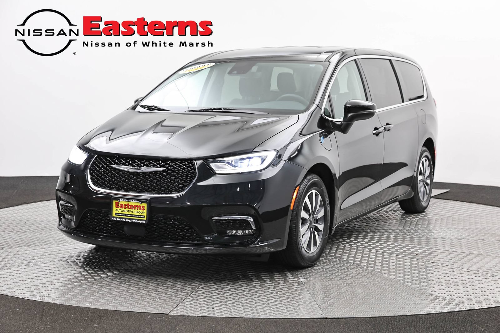 Used 2023 Chrysler Pacifica Touring-L FWD image 1