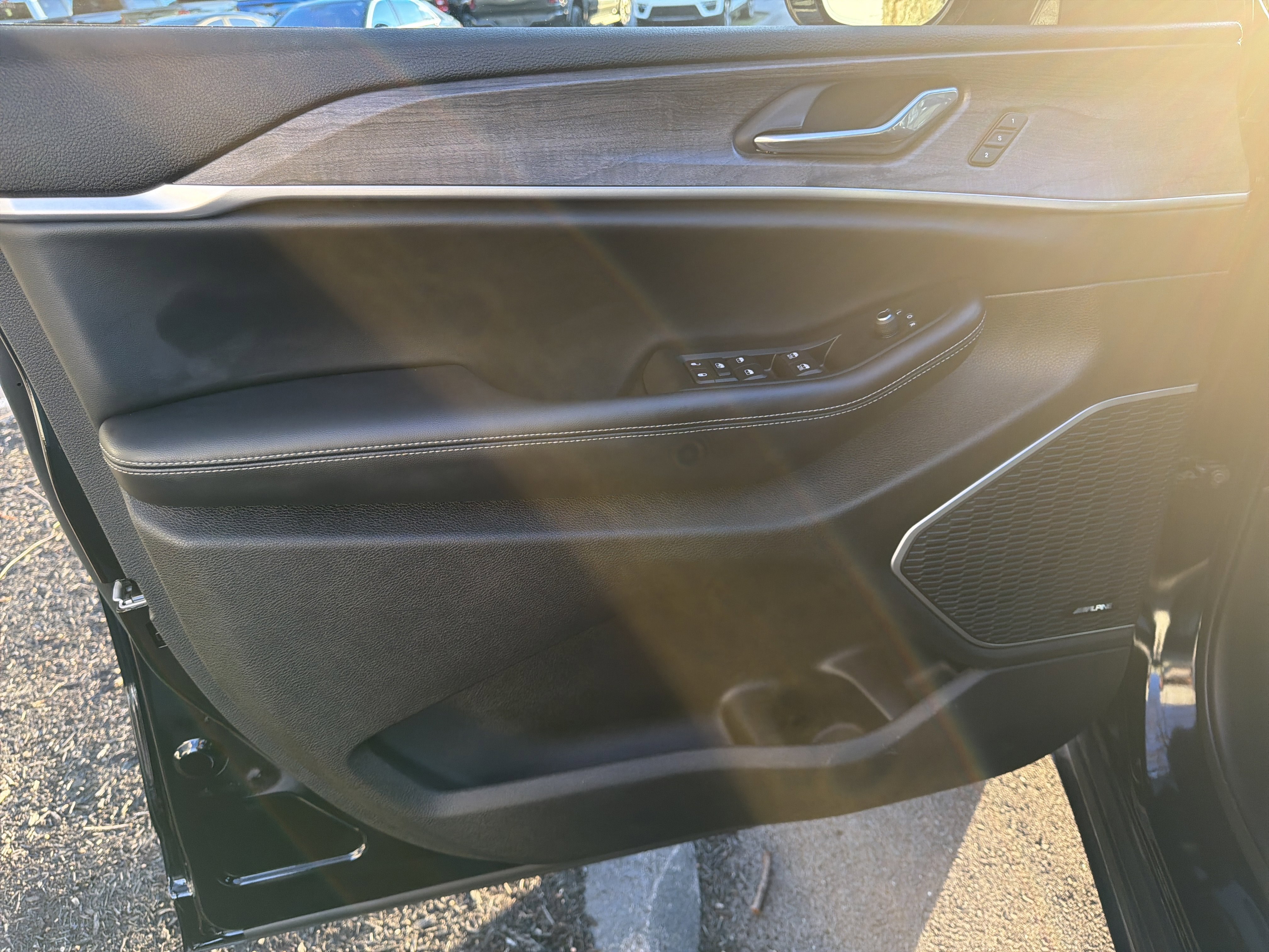 Used 2025 Jeep Grand Cherokee Limited w/ Luxury Tech Group II image 15