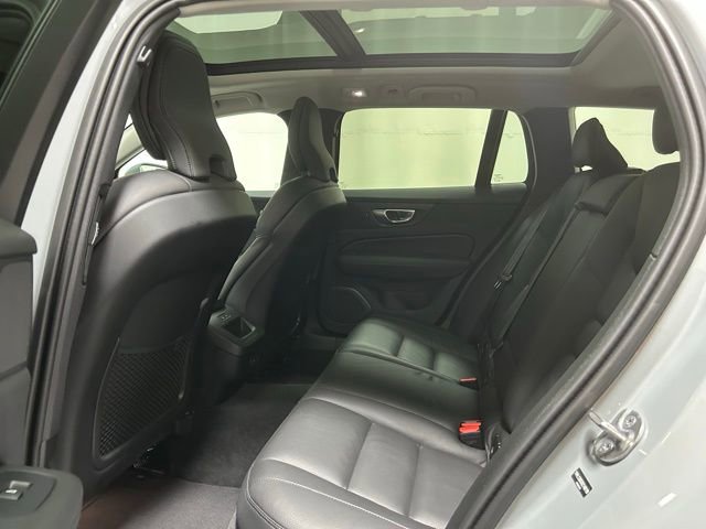 Used 2025 Volvo V60 B5 Cross Country Plus image 12