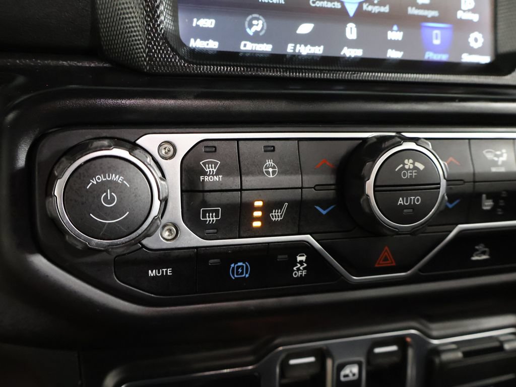 Used 2022 Jeep Wrangler Unlimited Sahara w/ Cold Weather Group AWD/4WD image 25