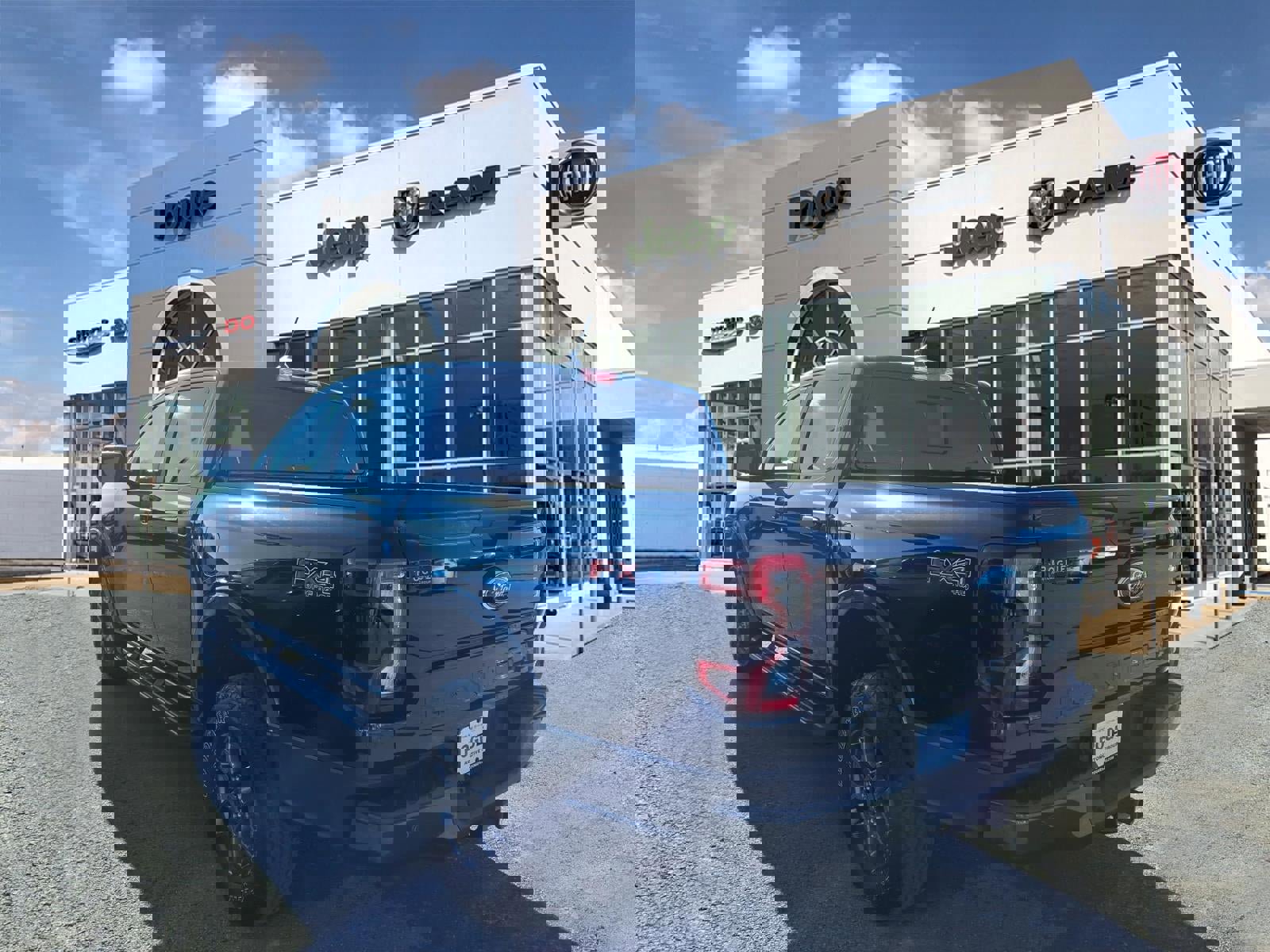 Used 2024 Ford Ranger XLT w/ FX4 Off-Road Package image 3