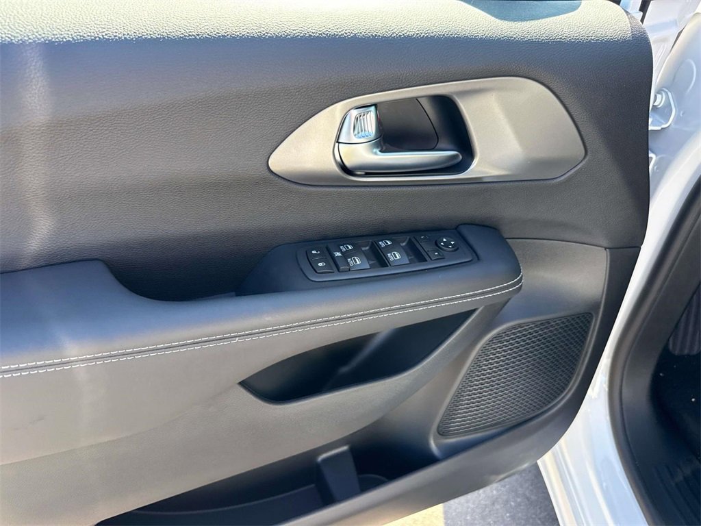 New 2026 Chrysler Voyager LX image 17