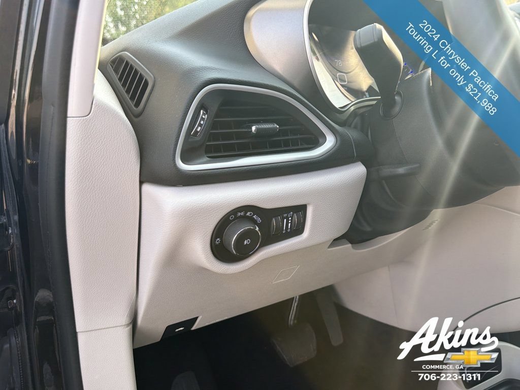 Used 2024 Chrysler Pacifica Touring-L FWD image 14