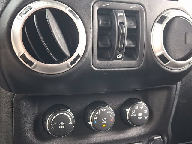 Used 2017 Jeep Wrangler Unlimited Sahara w/ Connectivity Group AWD/4WD image 15