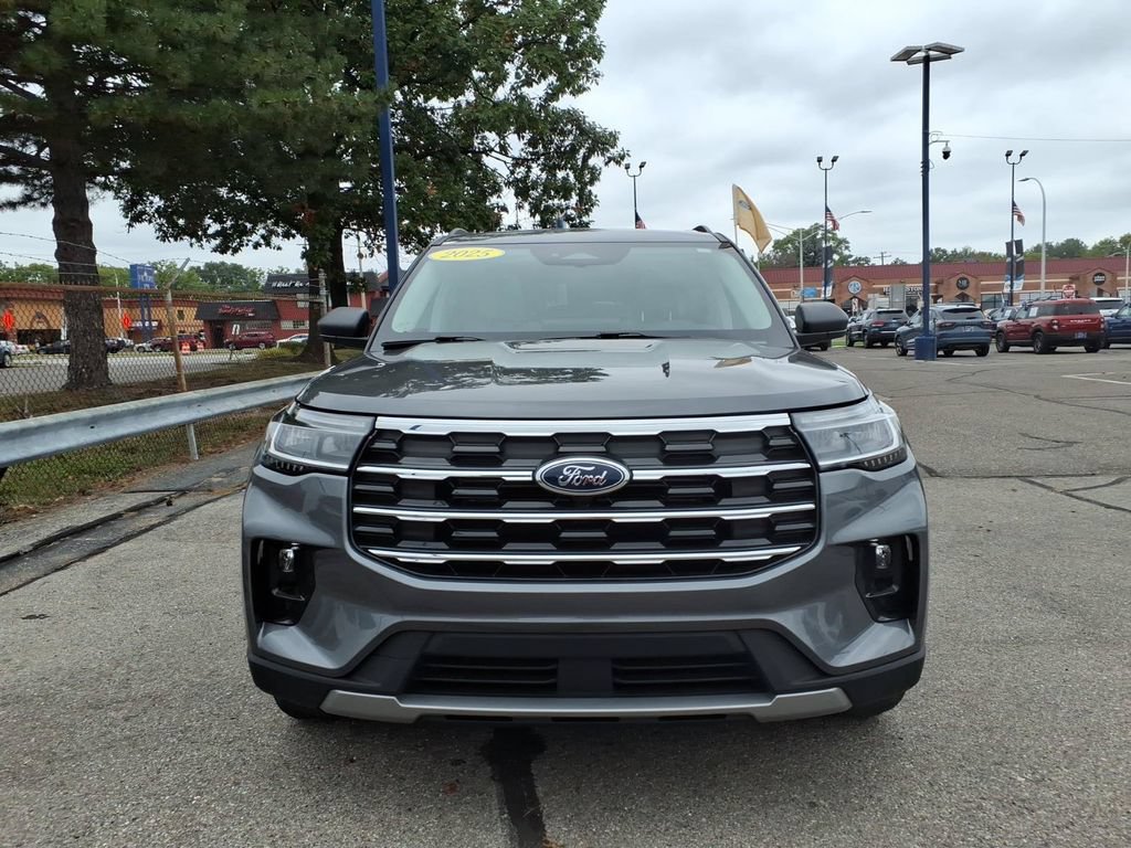 Certified 2025 Ford Explorer Active w/ Active Comfort Package AWD/4WD image 3