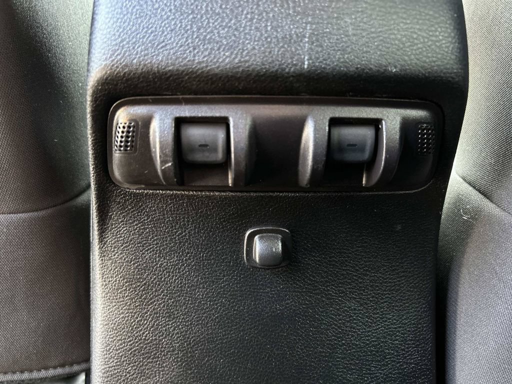 Used 2018 Jeep Wrangler Unlimited Rubicon w/ Connectivity Group AWD/4WD image 17