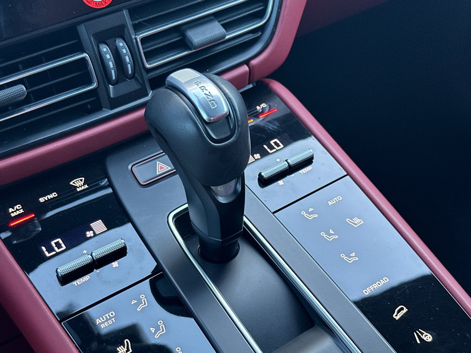 Certified 2023 Porsche Macan AWD/4WD image 21