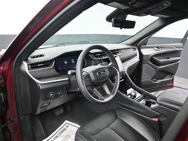 Used 2025 Jeep Grand Cherokee Limited w/ Luxury Tech Group II image 13