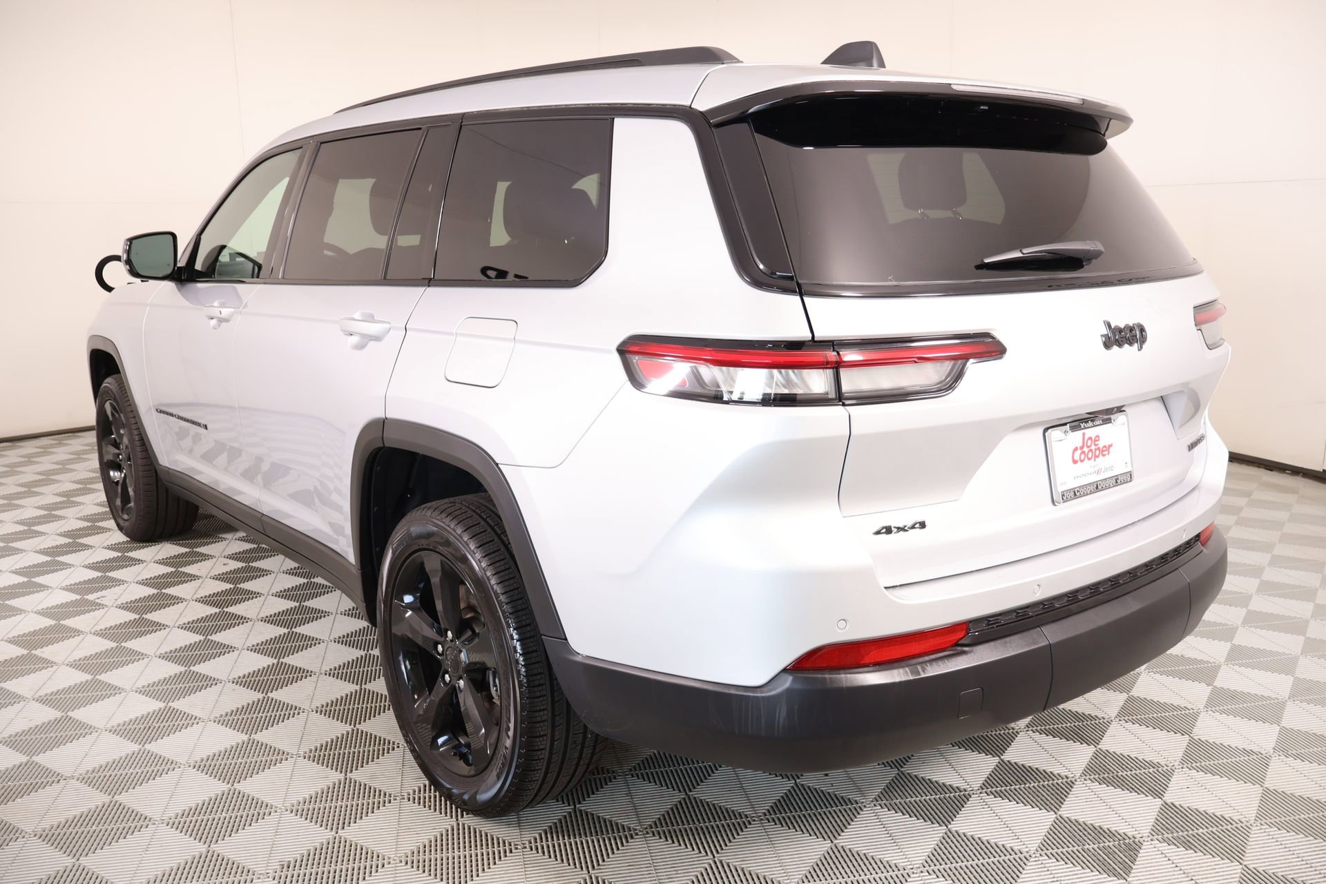 Used 2025 Jeep Grand Cherokee L Limited w/ Black Appearance Package image 26