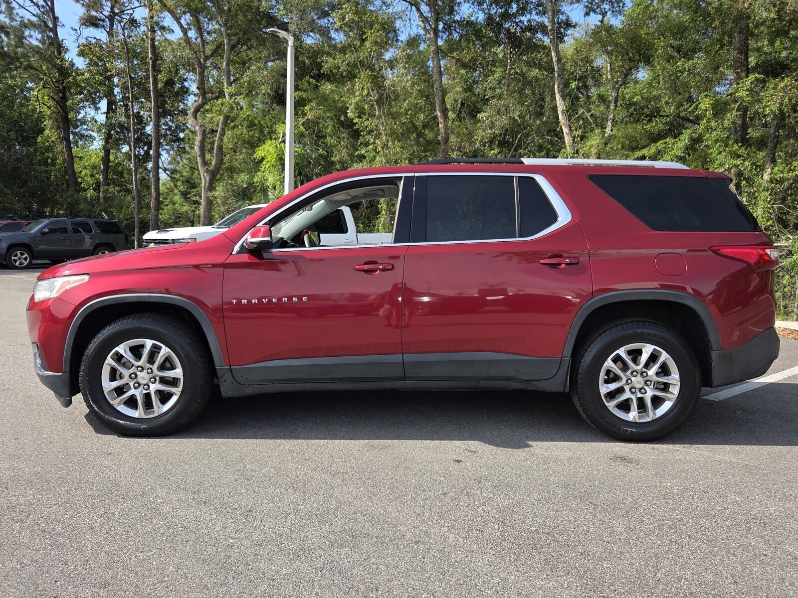 Used 2018 Chevrolet Traverse LT FWD image 2