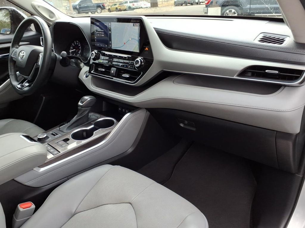 Used 2021 Toyota Highlander Platinum image 4