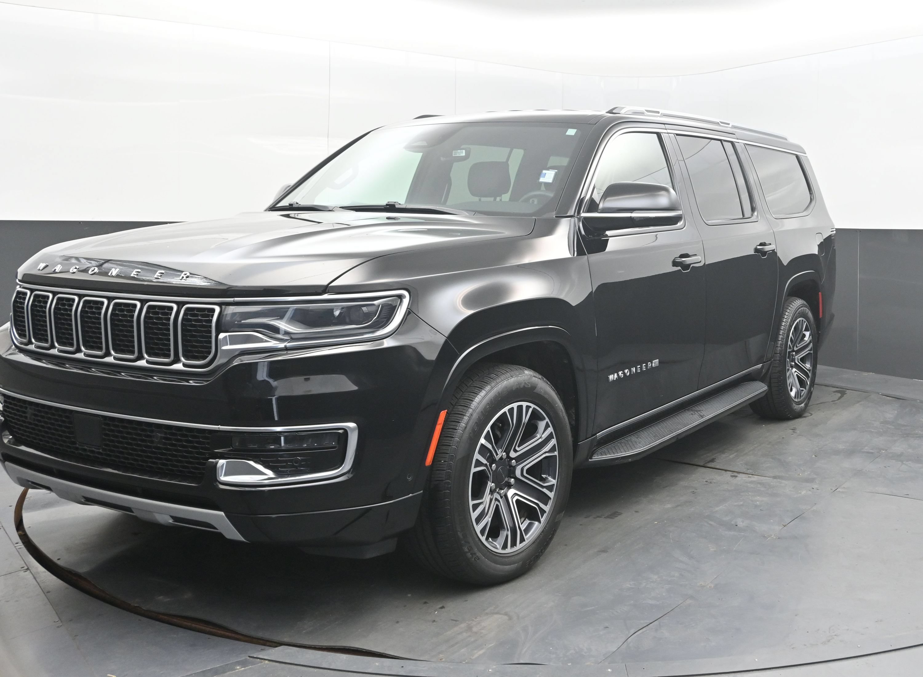 Used 2024 Jeep Wagoneer L Series II RWD image 4