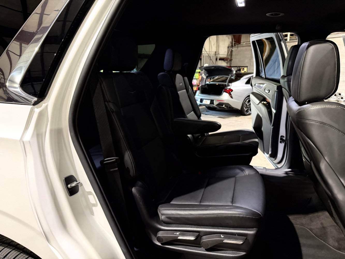 Used 2022 Cadillac Escalade Luxury AWD/4WD image 23