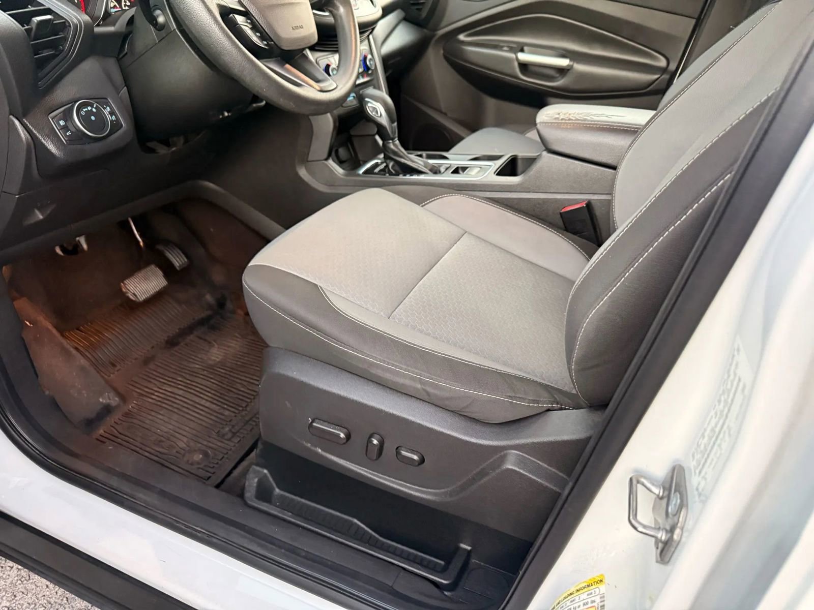 Used 2018 Ford Escape SE image 24