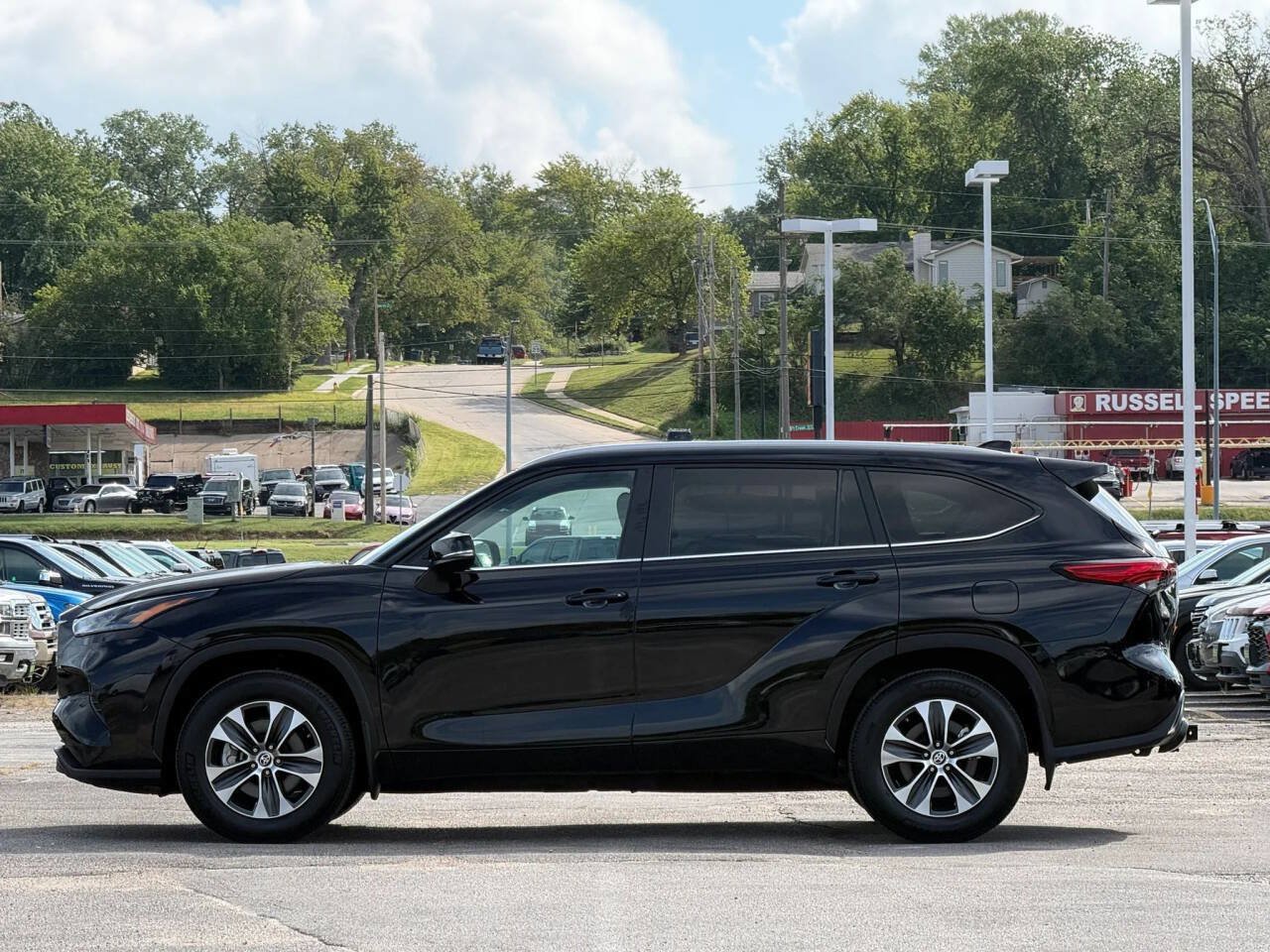 Used 2024 Toyota Highlander XLE AWD/4WD image 5