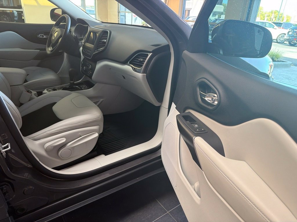 Used 2020 Jeep Cherokee Latitude Plus FWD image 11