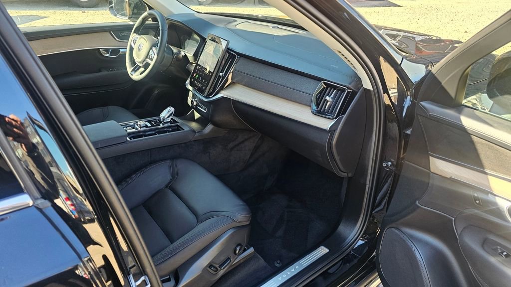 Certified 2025 Volvo XC90 B6 Plus image 13