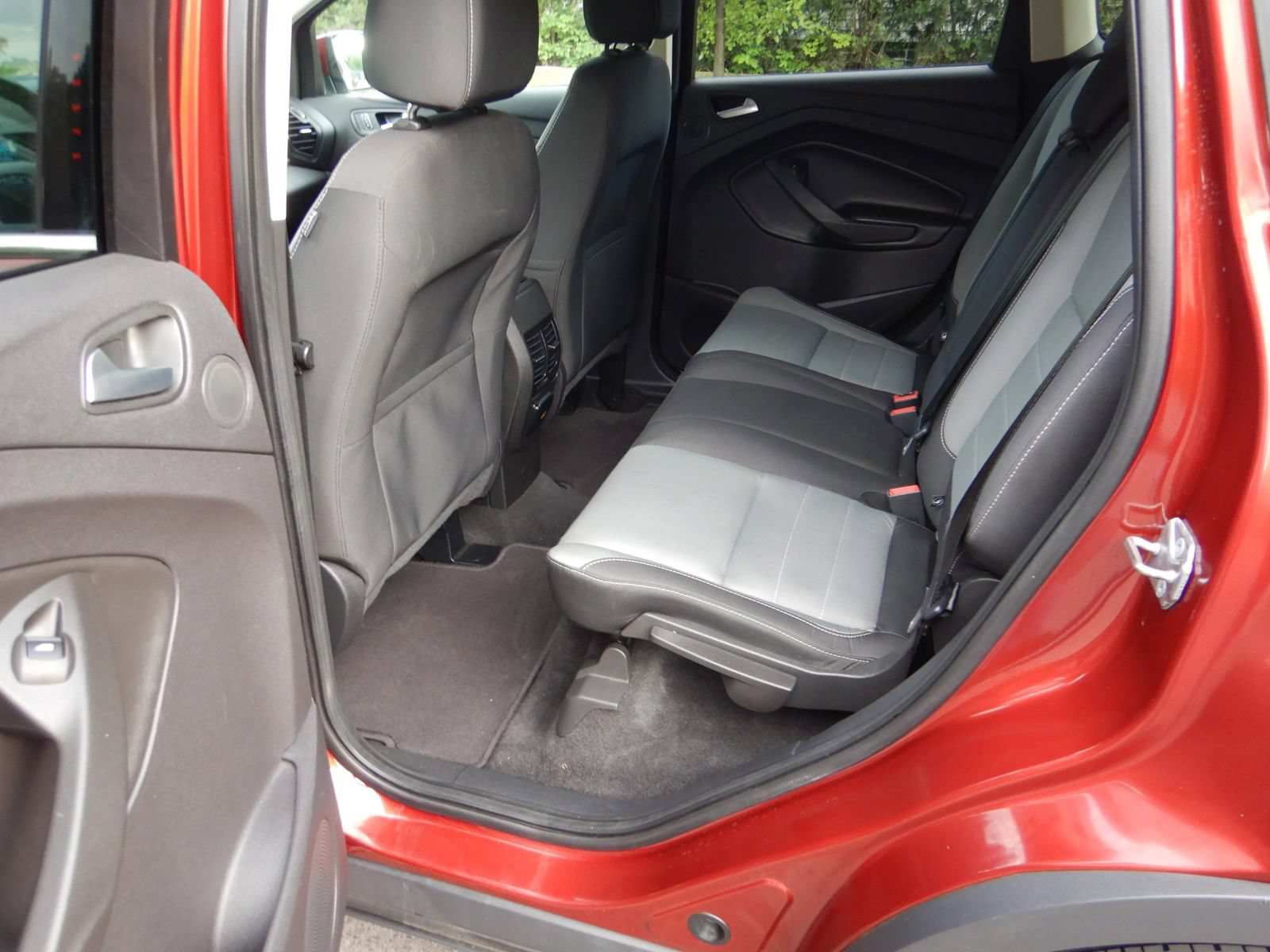 Used 2016 Ford Escape SE w/ Equipment Group 201A AWD/4WD image 16