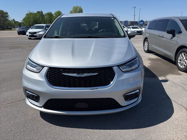 Used 2023 Chrysler Pacifica Touring-L FWD image 3