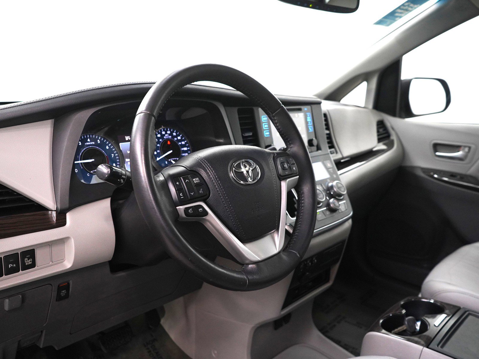 Used 2017 Toyota Sienna XLE Premium image 18