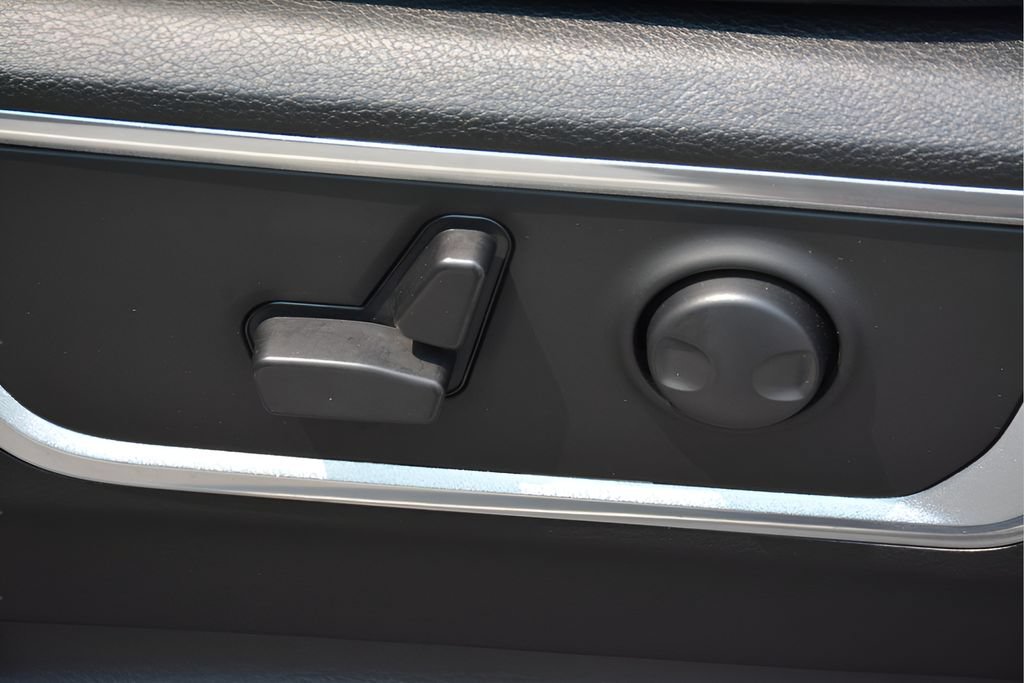 Used 2023 RAM 1500 Laramie AWD/4WD image 9