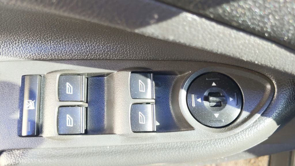 Used 2018 Ford Escape SE w/ SE Sport Appearance Package image 16