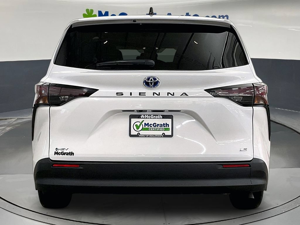 Used 2025 Toyota Sienna LE FWD image 6