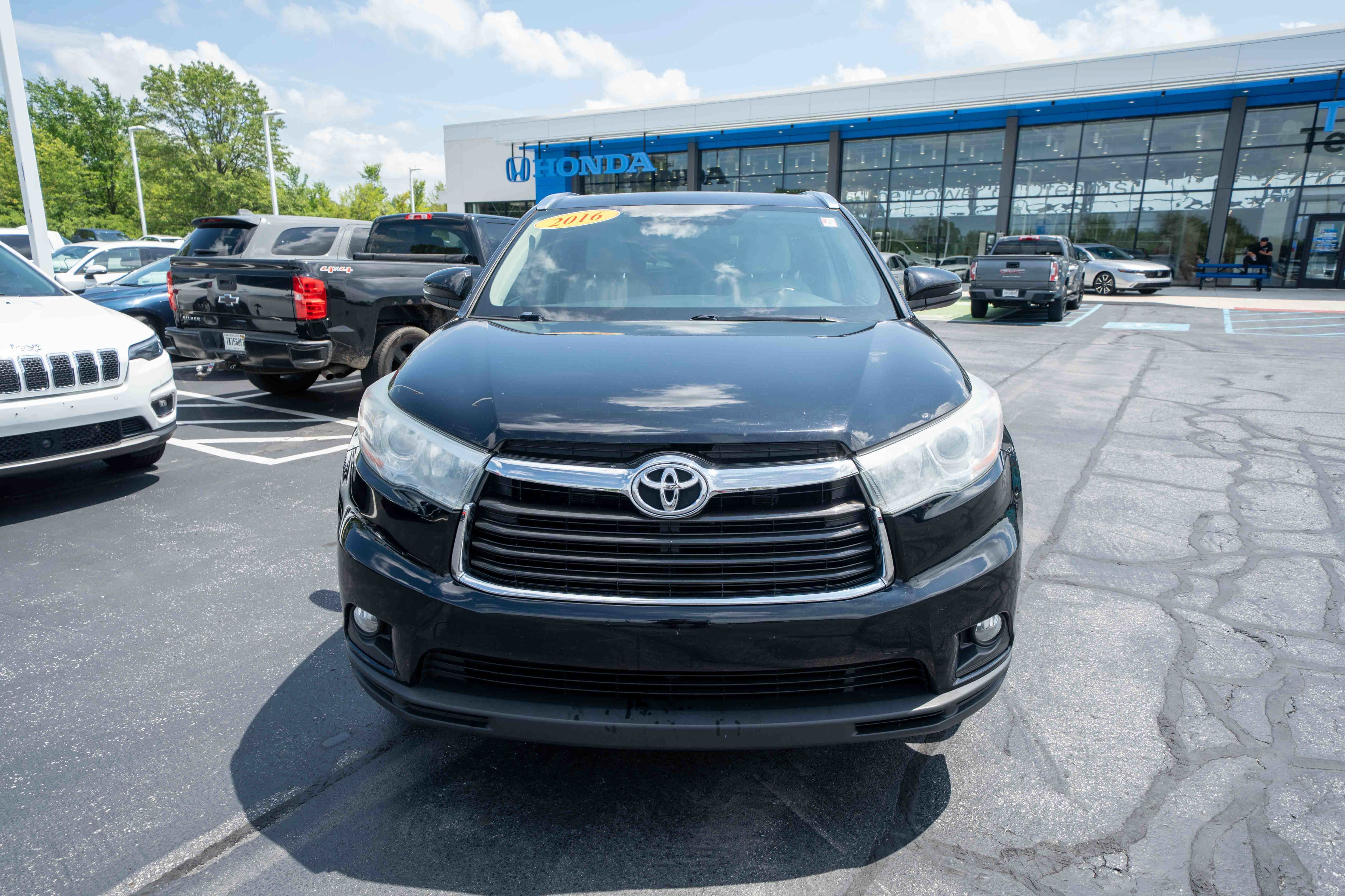 Used 2016 Toyota Highlander XLE AWD/4WD image 2