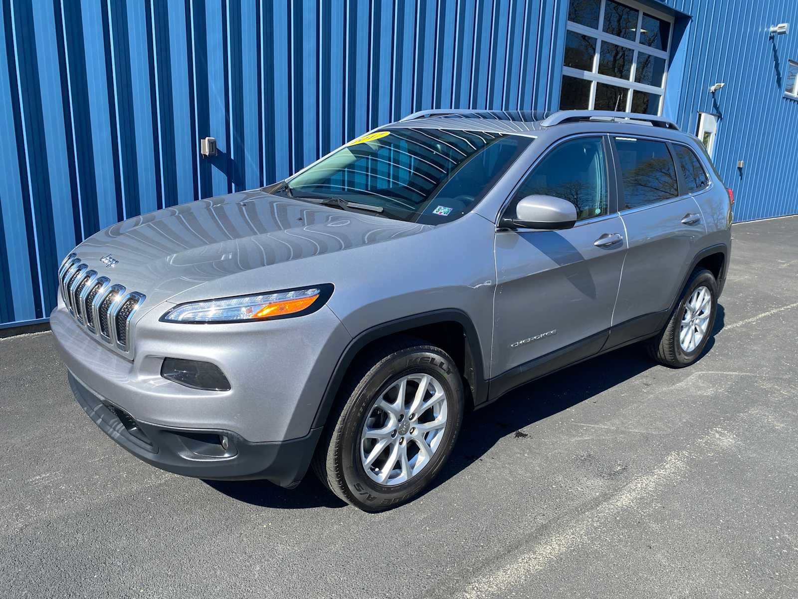 Used 2017 Jeep Cherokee Latitude w/ Comfort/Convenience Group AWD/4WD image 2