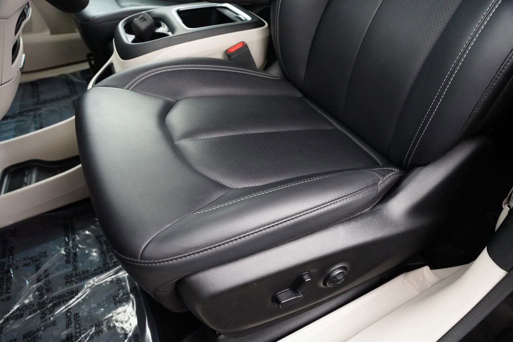 Used 2024 Chrysler Pacifica Touring-L image 24