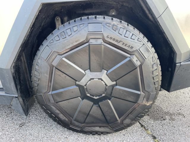 Used 2024 Tesla Cybertruck AWD Crew Cab image 11
