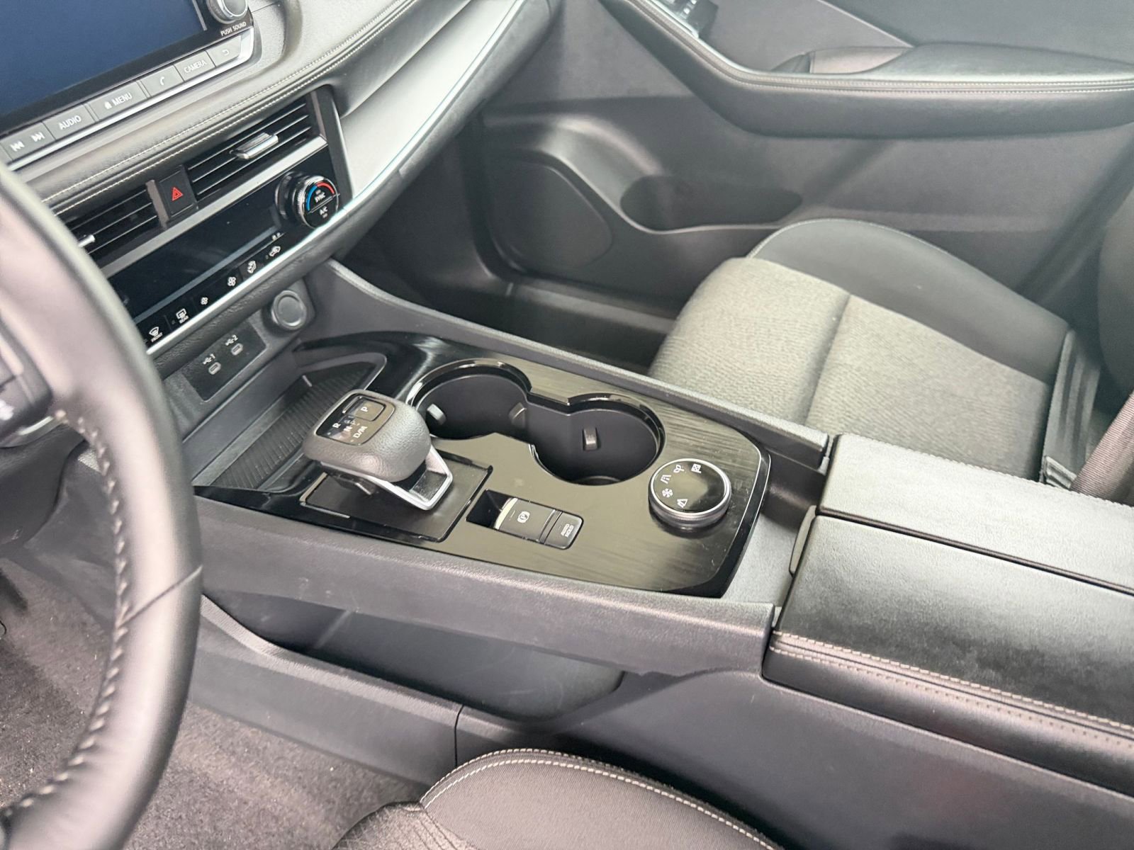 Used 2025 Nissan Rogue SV image 43