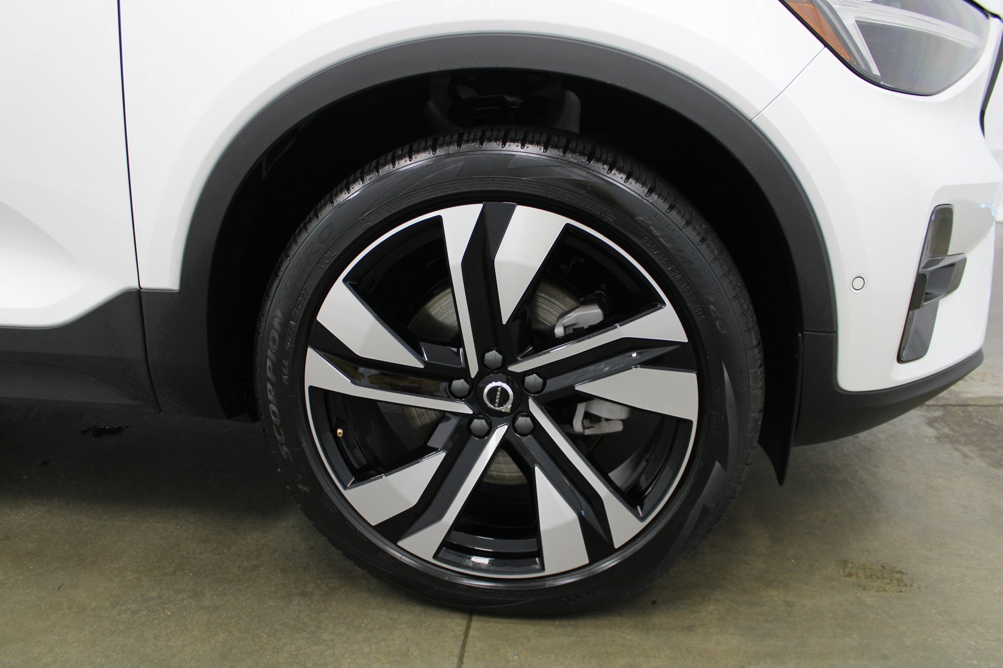 Used 2025 Volvo XC40 B5 Plus image 4