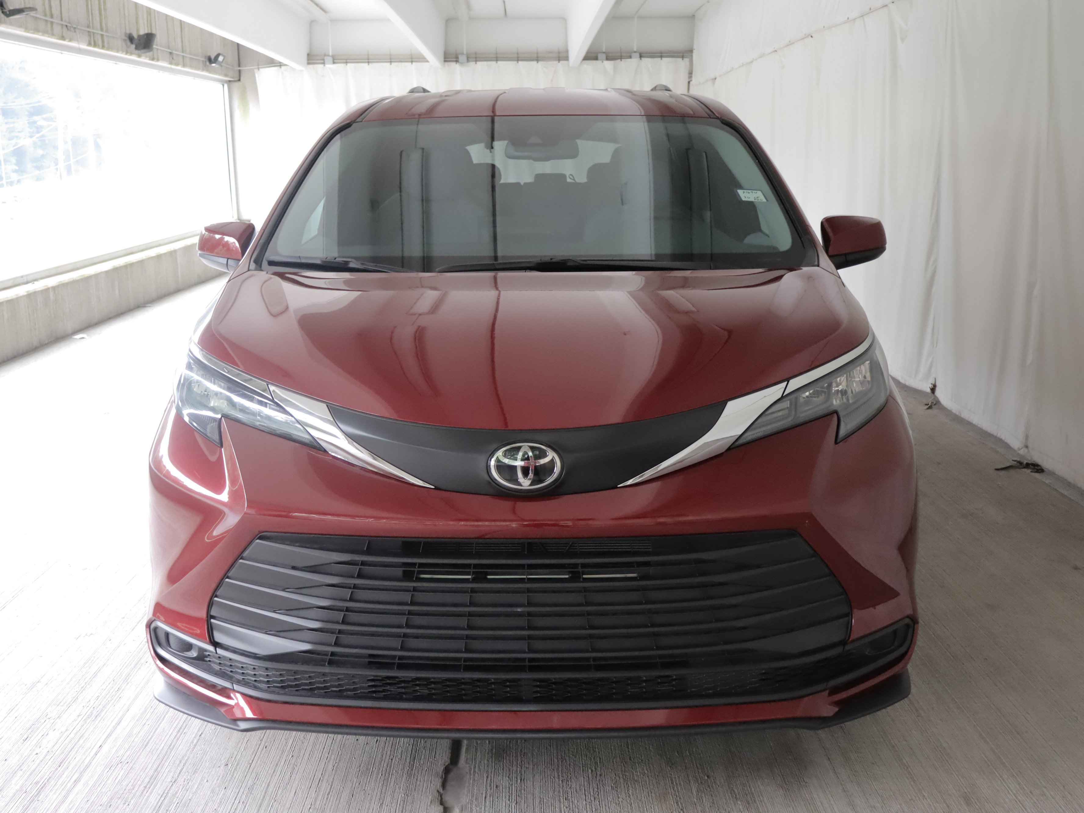 Used 2026 Toyota Sienna LE FWD image 3