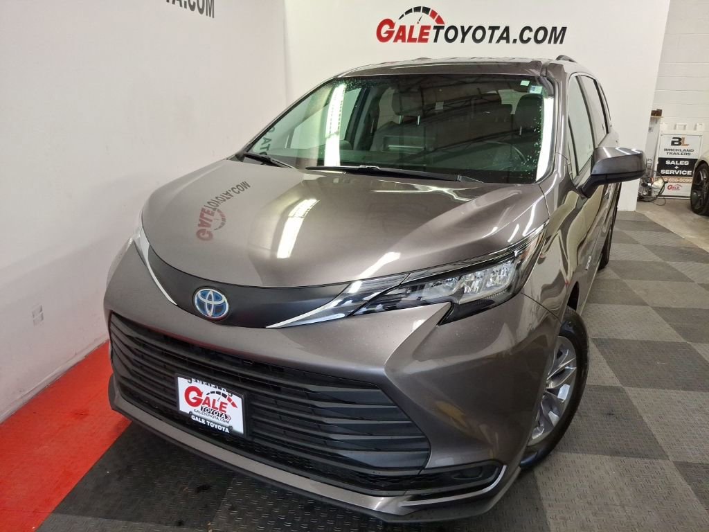 Used 2023 Toyota Sienna LE image 3
