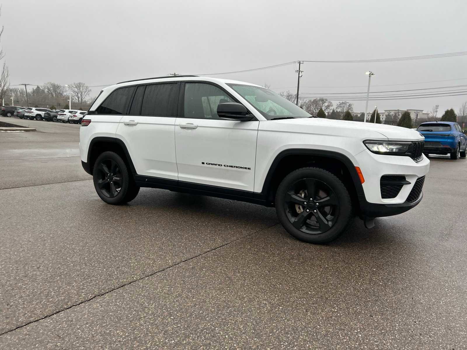 Used 2022 Jeep Grand Cherokee Altitude image 11