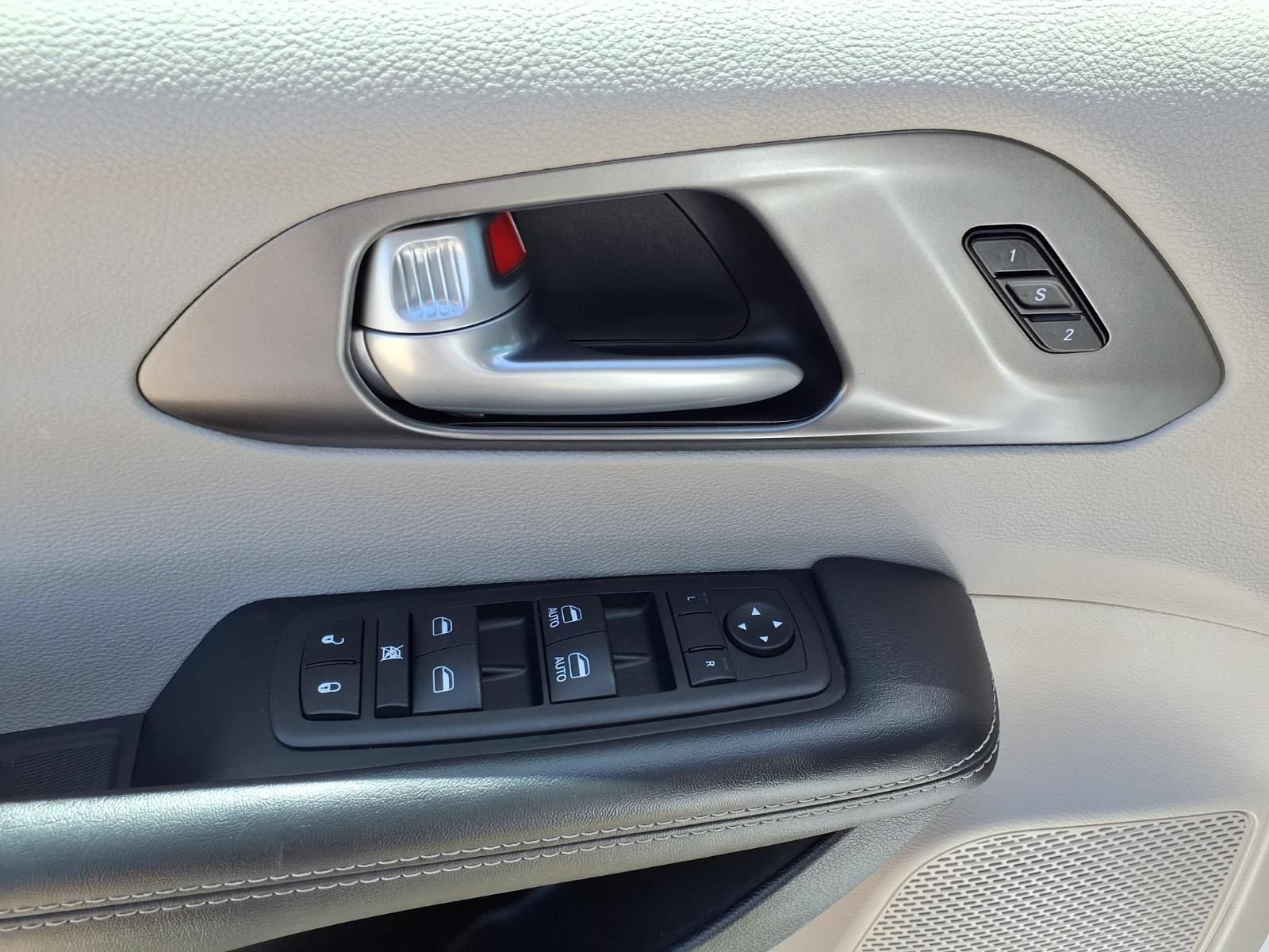Used 2024 Chrysler Pacifica Touring-L FWD image 21