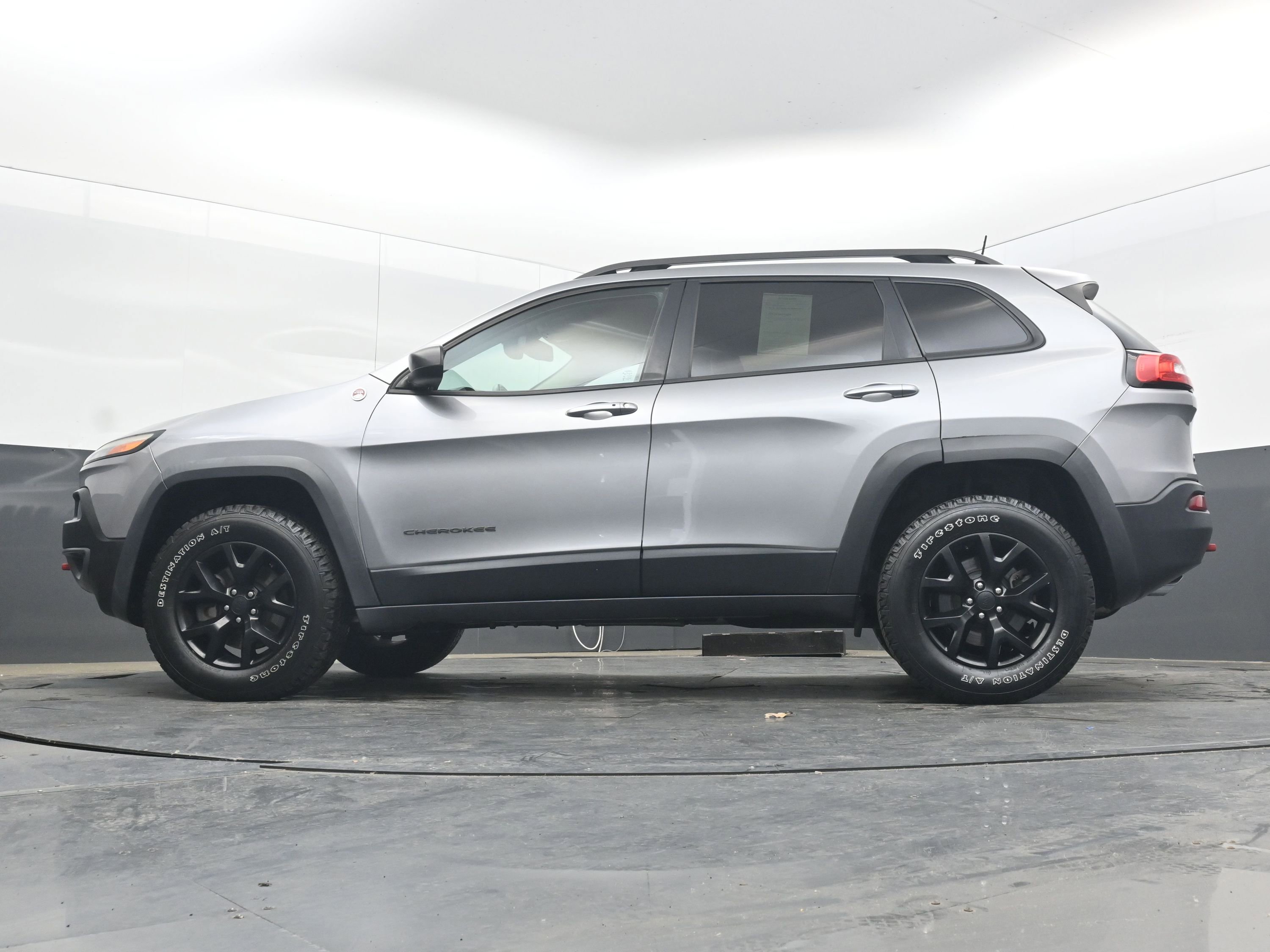 Used 2016 Jeep Cherokee Trailhawk w/ Comfort/Convenience Group AWD/4WD image 26