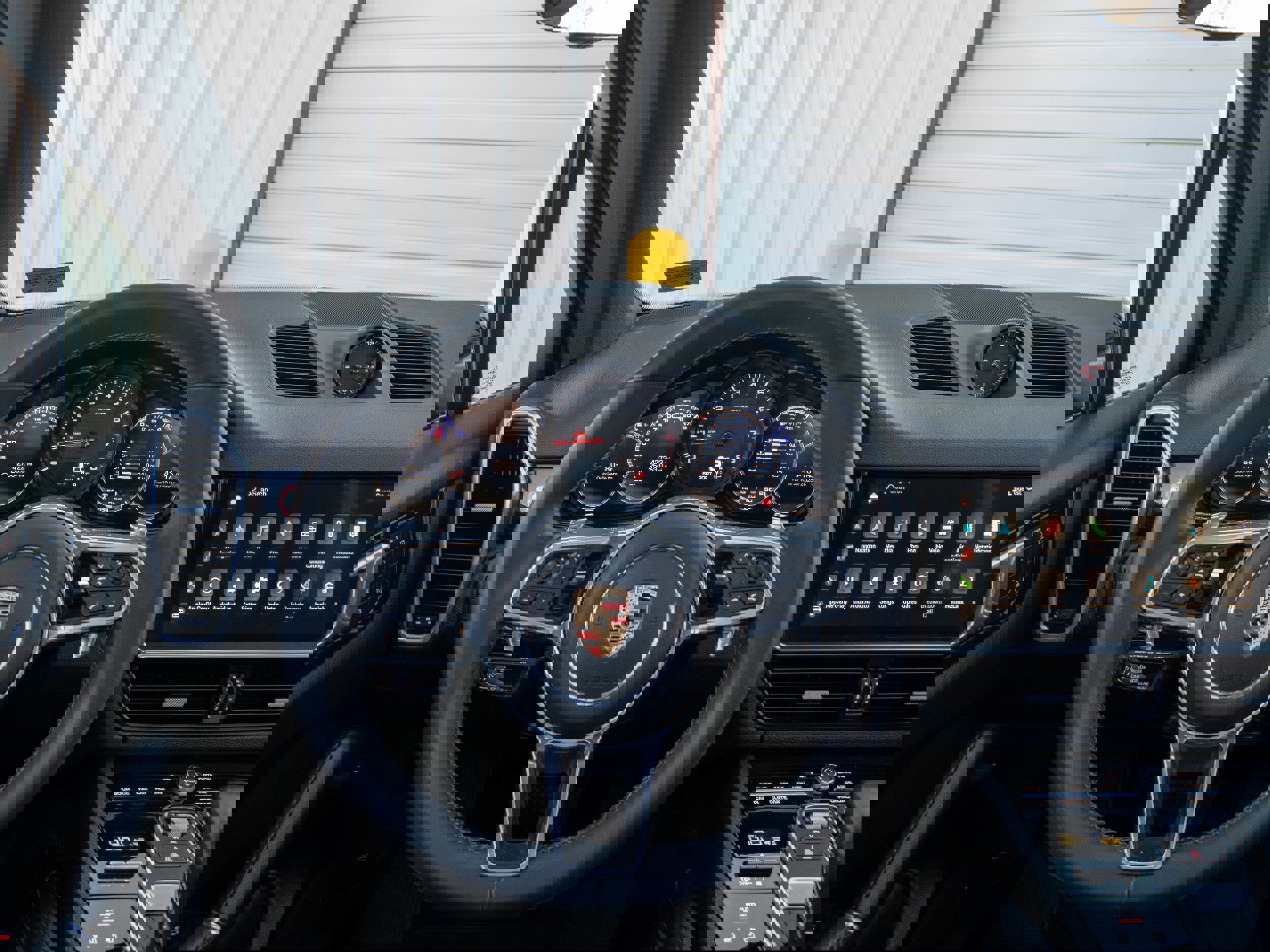 Certified 2023 Porsche Cayenne Platinum Edition image 18