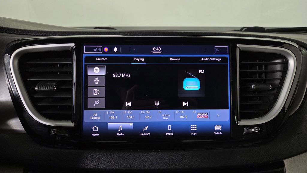 Used 2021 Chrysler Pacifica Touring-L FWD image 24