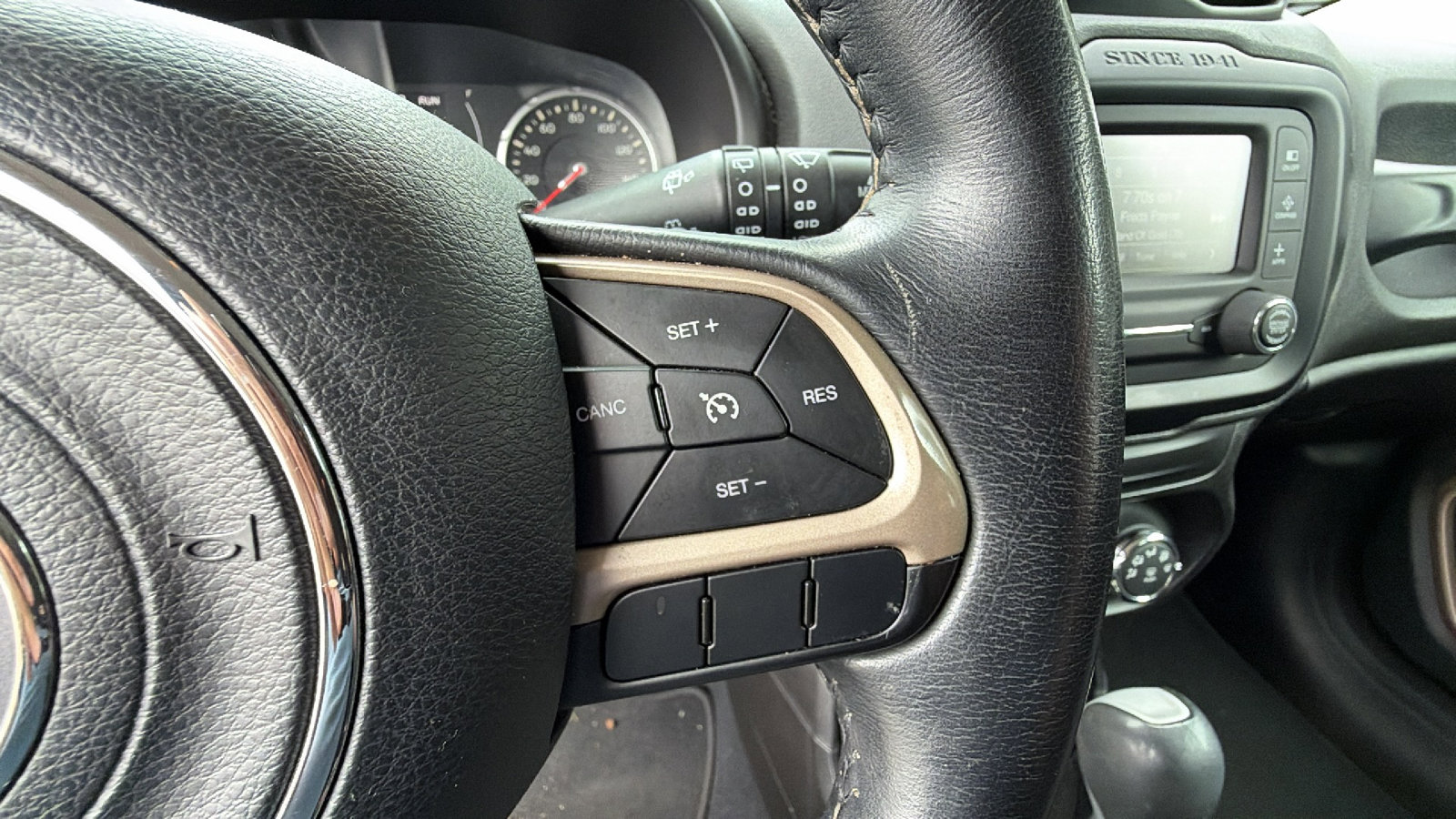 Used 2017 Jeep Renegade Latitude AWD/4WD image 28
