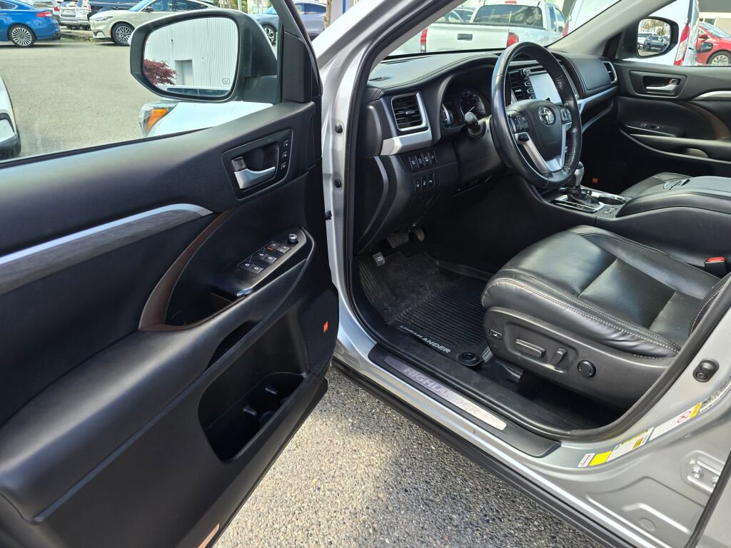 Used 2018 Toyota Highlander Limited Platinum AWD/4WD image 15