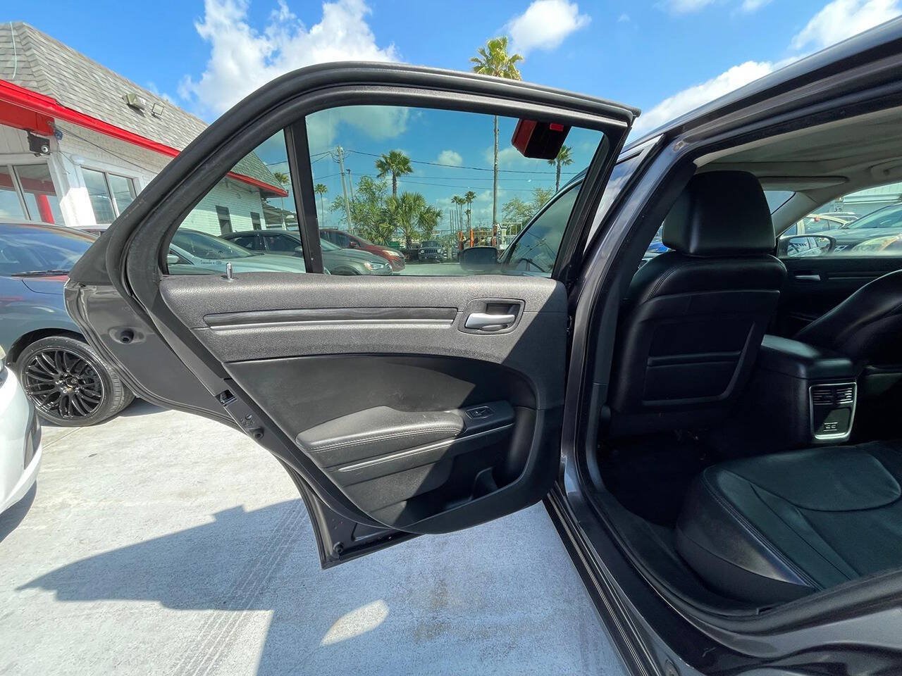 Used 2016 Chrysler 300 Limited RWD image 5
