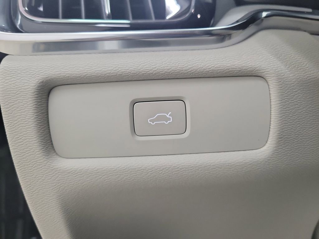 New 2026 Volvo V60 B5 Cross Country Plus w/ Protection Package Premier image 33