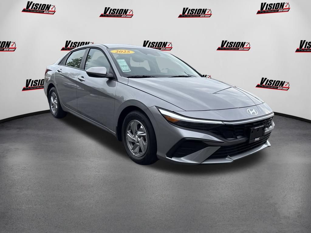 Used 2025 Hyundai Elantra SE FWD image 7