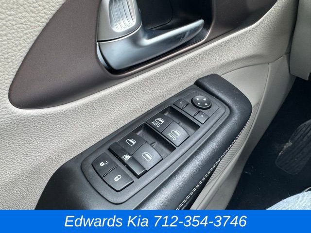 Used 2023 Chrysler Voyager LX image 23
