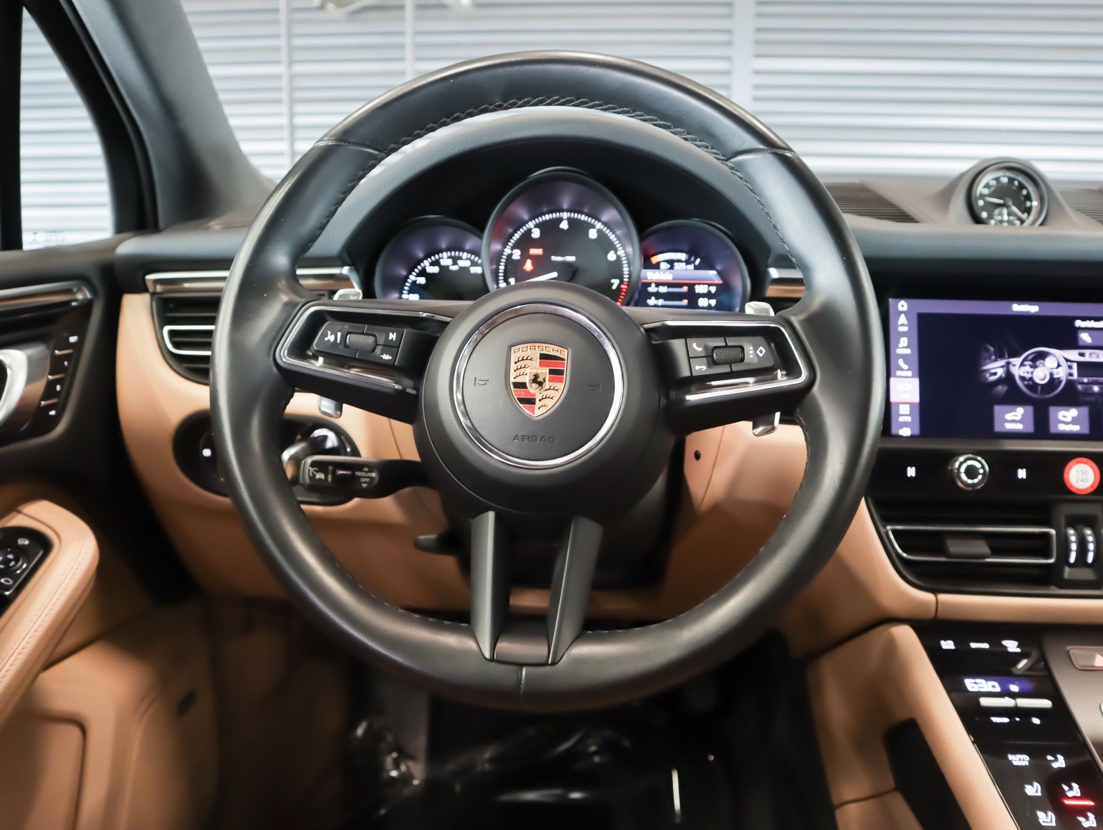 Certified 2023 Porsche Macan image 13