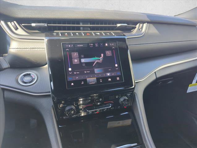 New 2025 Jeep Grand Cherokee Altitude image 9