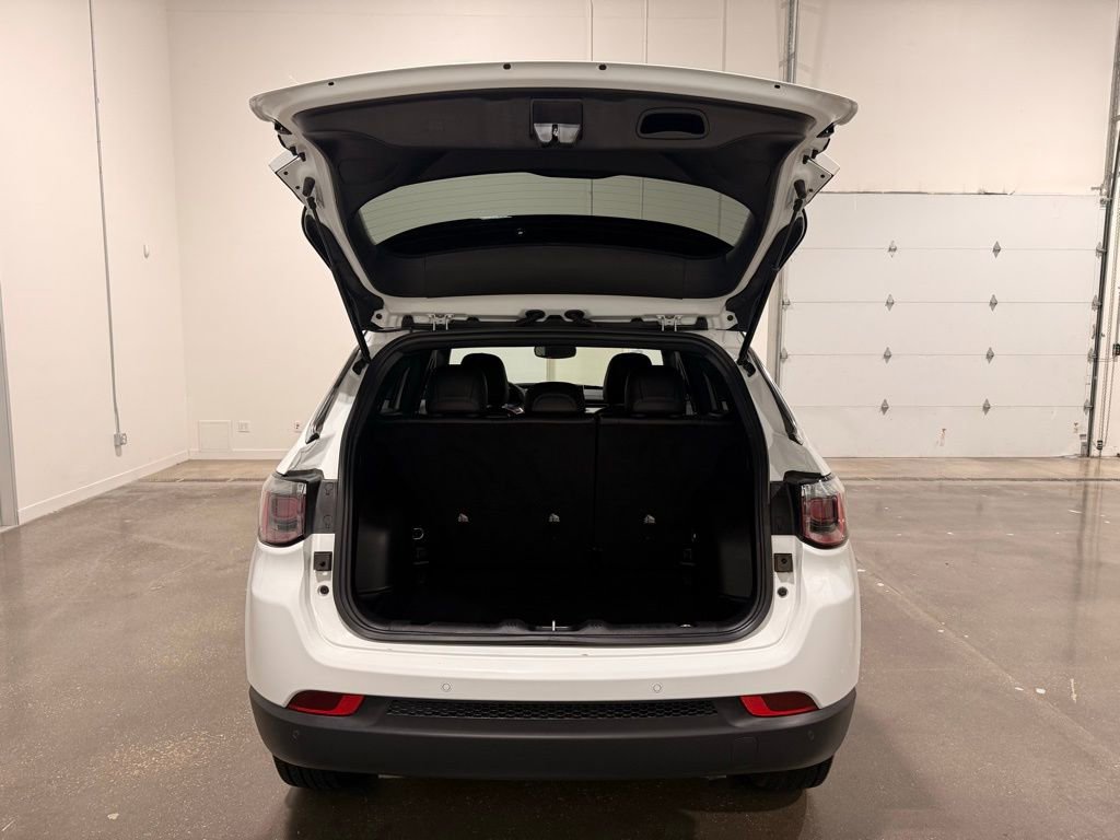 Used 2025 Jeep Compass Limited AWD/4WD image 9