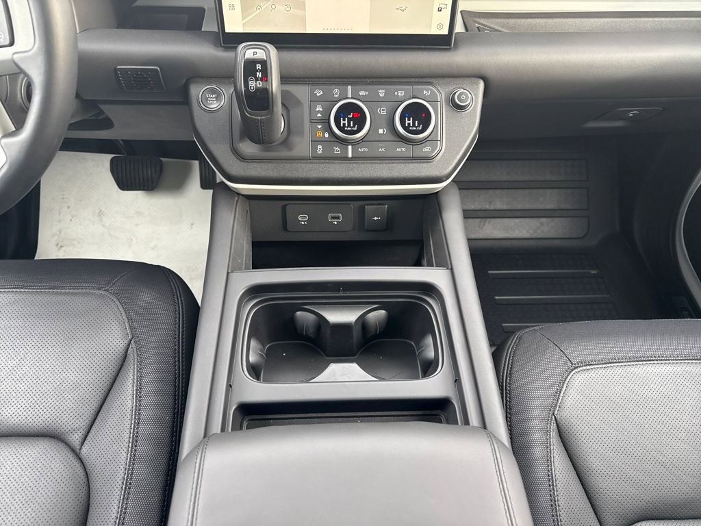 New 2024 Land Rover Defender 130 X-Dynamic SE image 24